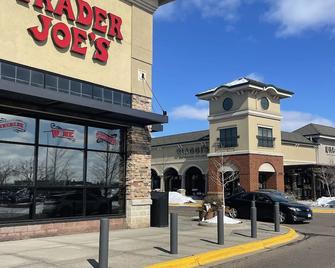 In the heart of Maple Grove! - Maple Grove - Building
