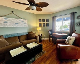 Oceanfront condo with pool and private beach access! - Cape Canaveral - Huiskamer