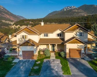 Misty Mountain Retreat | Pool/Hot Tub | Fireplace - Radium Hot Springs - Edificio