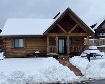 Cozy 2 Bed 2 Bath Cabin located next to Three Bears Resort in Warrens Wisconsin - Warrens - Building