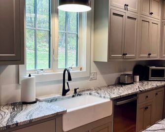 Brand-New, Private 3-Bed Mountain Retreat W/ Hiking Trails, Hot Tub, Fire Pit! - Pownal - Cocina