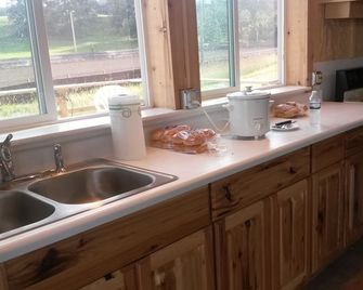 Sturgis Rally and Black Hills Vacation Seasonal Cabin Rental - Sturgis - Kitchen