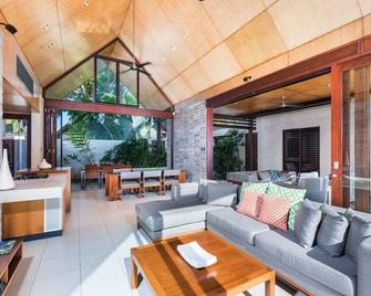 Niramaya Port Douglas 3 and 4 Bedroom Villas - Порт-Дуглас - Вітальня
