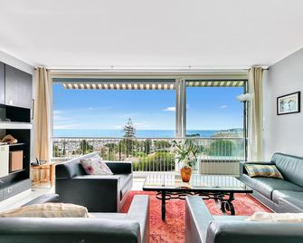 Beautiful 2 P 63 M2 Magnificent Sea View -Wi Fi Clim- 7 Mn A Pied Gare. Comm .Beach - Beaulieu-sur-Mer - Living room