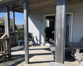 Frisco Beach House! Fall Surf Fishing! 10% discounts, Ramp 49 access close by! - Frisco - Balcony