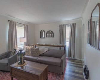 Capistrano Game & Chill Retreat - Toledo - Living room