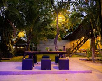 River Nest Hostel - Kampot - Patio