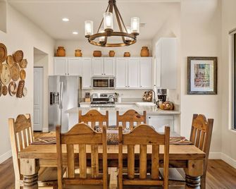 Luxury Sedona Living: Remodeled w/ Red Rock Views! - Sedona - Dining room