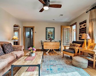 Charming Estes Park Cabin with 2 Private Patios! - Estes Park - Sala de estar