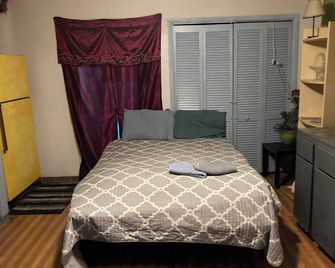 Vacation Homestay Rental Rooms - Cocoa - Bedroom