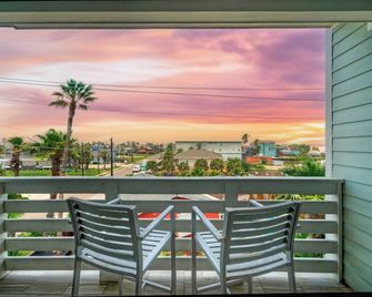 Sleeps 33 4 Condos Walk to the Beach Resort-Style Pool Endless Summer Resort - Port Aransas - Balcon