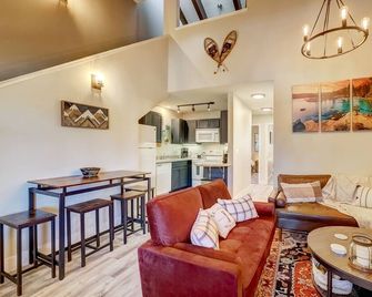 Private condo steps from ski lift minutes to lake - Stateline - Living room