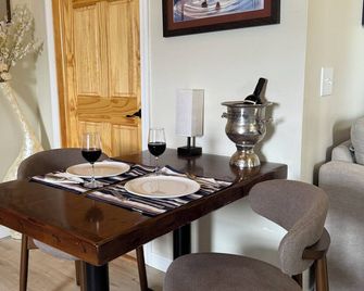Amazing 1-bedroom private loft with lake views and access in Mallet's Bay. - Colchester - Eetruimte