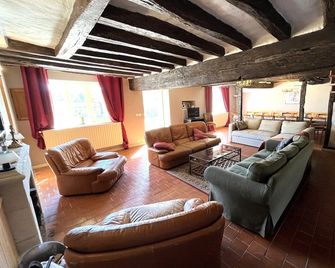 Large farmhouse north of Angers, 13 bedrooms with a swimming pool, 2 minutes from Les Briottières - Champigné - Obývací pokoj