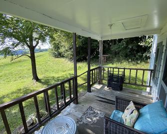 Rustic farm house in the foothills of South Carolina. - Travelers Rest - Balcony