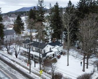 Book Village Inn Hemingway Room - Hobart