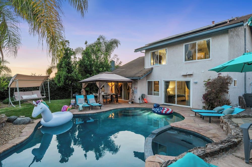 Entire Private Home with 3 Bedrooms, Hot Tub, King Bed, Garage, Grand View, Available Now - سان دييغو - حوض السباحة