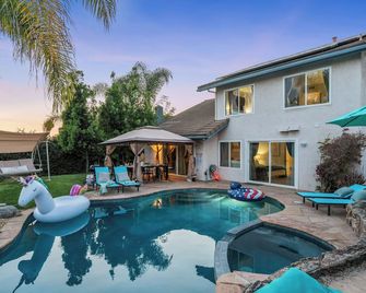 Entire Private Home with 3 Bedrooms 3 Bathrooms, Hot Tub, King Bed, Garage, Grand View, Available Now - San Diego - Havuz