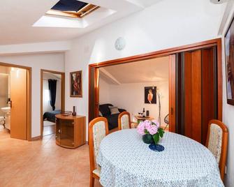 Apartments Roda - Standard One Bedroom Apartment with Terrace Helena - ST - Supetar - Salle à manger