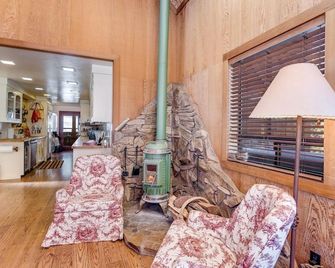 Walk to the Lake Amazing 5 Bedrm - VH#343 by Bear Valley Vacation Rentals - Arnold - Habitación