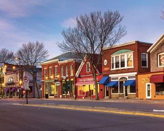 Easy Breezy Downtown Brunswick 2 Br - Brunswick - Building