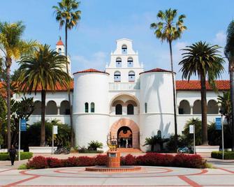 Close To Everything Fun - Charming 2-Br /2 Ba House In San Diego Wifi Ac Parking - San Diego - Building