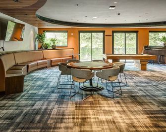 Cozy Santana Row 1BR w/ Pool, Gym, nr. Googleplex Campus by Blueground - San Jose - Sala de estar