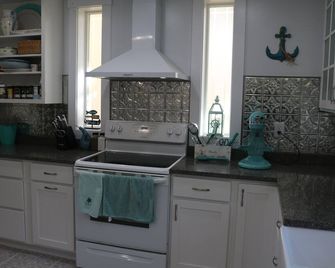 Quaint 3-bedroom Lakefront home with WiFi in North Hero - North Hero - Kitchen