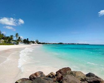 Enjoy Great Games And Events At Garrison Savannah! Free Parking, Outdoor Pool! - Oistins - Pláž