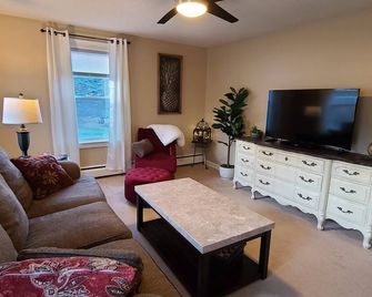 Pineapple Place: Lovely 900sq. ft., 1Bd/1Ba apartment - Vernon - Sala de estar