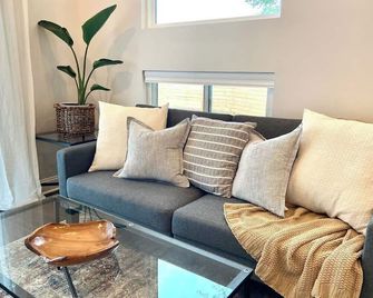 Modern guesthouse in downtown TR - Travelers Rest - Living room