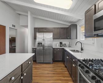 Charming 3-bedroom house south Kokomo - Kokomo - Kitchen