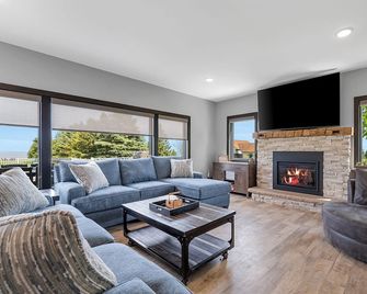 Epic Lake Michigan Bluff Home 2-Acre + Heated Pool - Kewaunee - Sala de estar