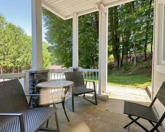 The Alpine Nest - 3 Beds - 4 Guests - Free Parking - Pool - Mont-Tremblant - Balcony