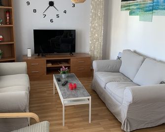 Apartment for 6 persons, just 15 minutes from the sea. - Almuñécar - Salon