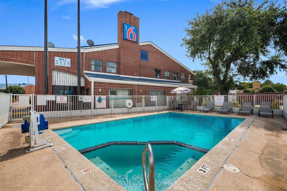 Motel 6-Houston, Tx - Brookhollow - יוסטון - בריכה