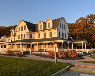 Hot Tub Open All Winter! / Winter from 69 per night! - Onekama - Edificio