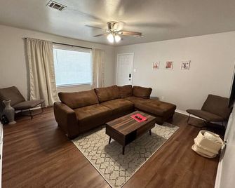 Spacious 2br Duplex | Near Baylor Scott & White - تيمبل - غرفة معيشة