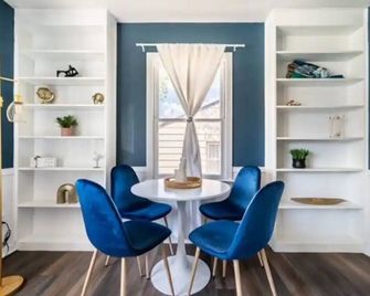 Stylish Central Retreat In Colorado Springs! Sleeps 8, King Bed, Ac, Wifi, Yard. - 科羅拉多泉 - 餐廳