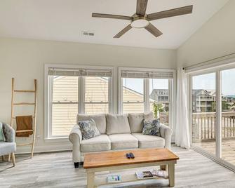 Inviting Atlantic Beach Townhome about half Mi to Ocean - Atlantic Beach - Living room