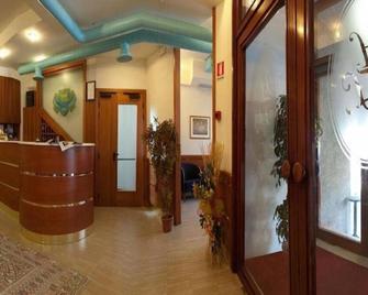 Hotel Ristorante Tre Leoni - Somma Lombardo - Front desk