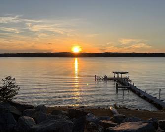 Waterfront: Panoramic Views/ Pickleball coming soon/Hot Tub/ Pool/Sleeps 16 - Elkton - Outdoors view