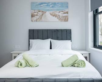 Pass the Keys Brand New Central Location Flat Modern Decor - Reading - Bedroom