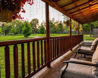 Maple Villa ·Brand New Jacuzzi · Axe Range · Pet- Friendly near Cook Forest - Marienville - Balcony