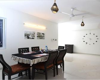 Gagal Home Service Apartment - Thāne - Dining room