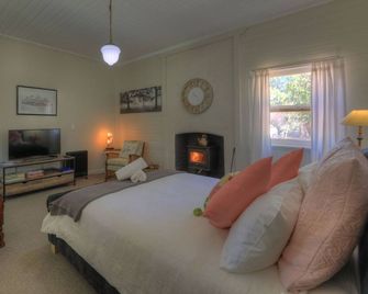 Charming historic Schoolhouse Cottage - Glen Innes - Habitación
