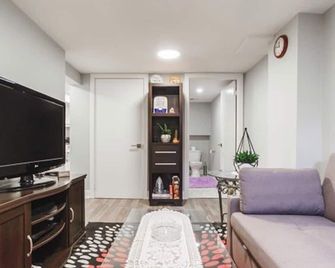 Cozy Toronto Private Apartment - Toronto - Living room