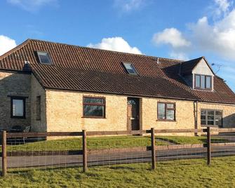 4 bedroom accommodation in Hawkesbury Upton - Badminton