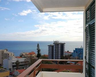 Superbly located 2-bedroom apartment in Funchal, Madeira - Funchal - Parveke