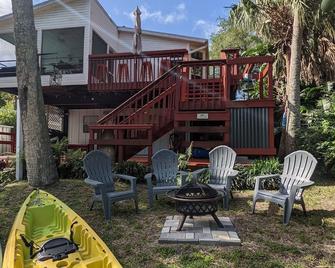 Updated waterfront home, great manatee viewing, dock, 5 minute paddle to river! - Weeki Wachee - Patio
